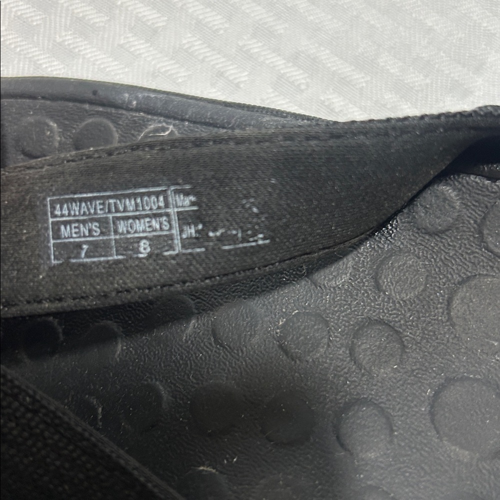 Vionic Wave 44 Black Flip-Flops 7 / 8 - Picture 10 of 15